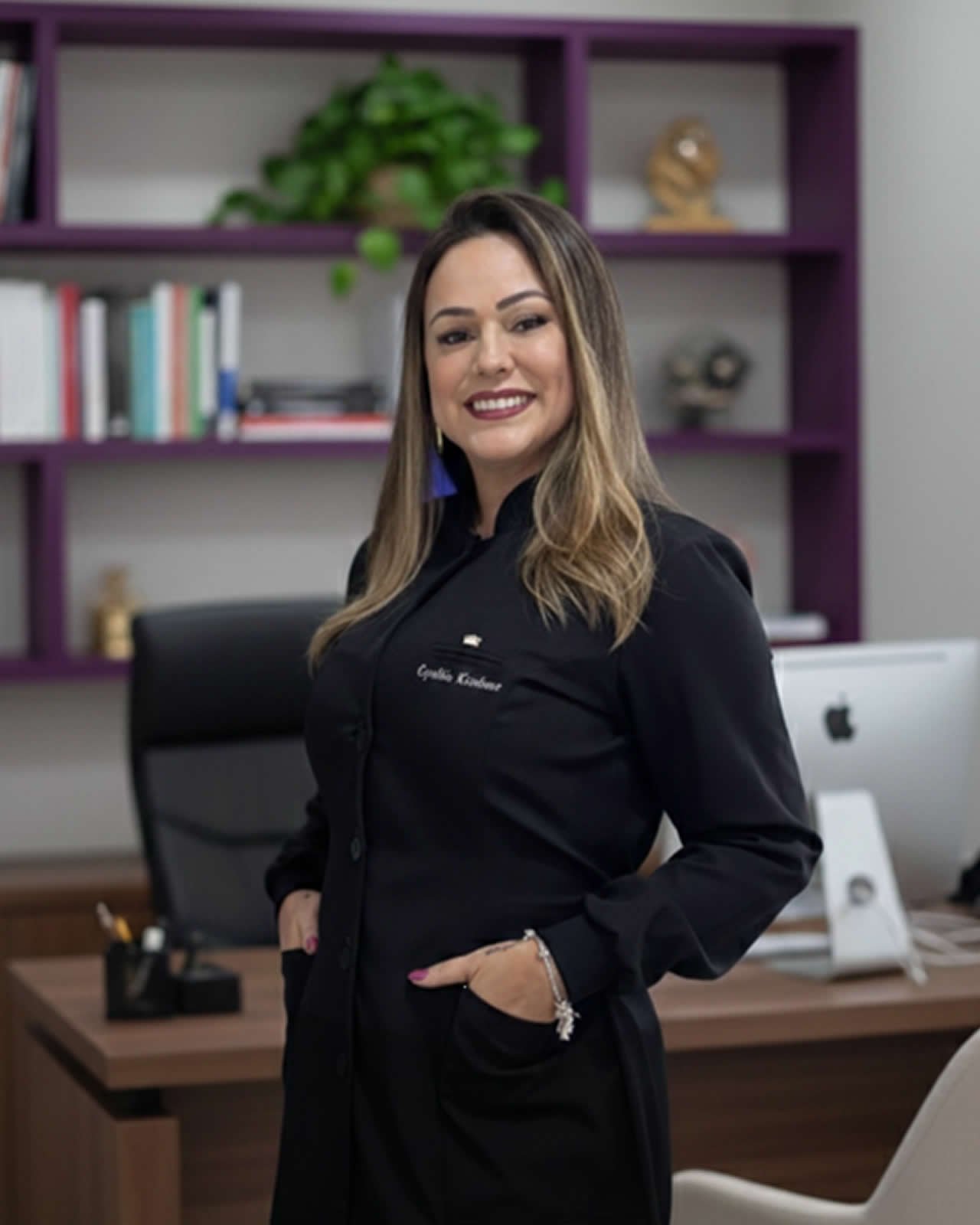 Cynthia Kirchner, psicóloga e terapeuta sexual, sentada em ambiente de luz natural